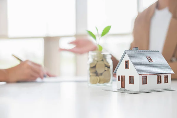 Spara pengar för att investera i hus eller fastighet i framtiden. Busin — Stockfoto