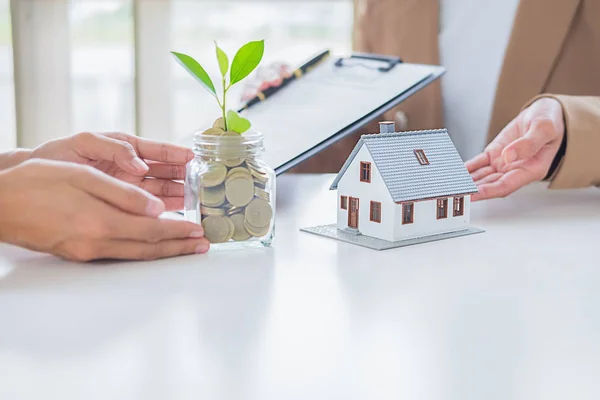 Spara pengar för att investera i hus eller fastighet i framtiden. Busin — Stockfoto