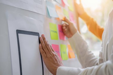 Web tasarımcısı bir strateji planı için beyin fırtınası. Renkli yapışkan 