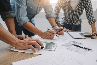 Mühendisler tartışmak bir plan üzerinde bilgi denetlerken bir ta