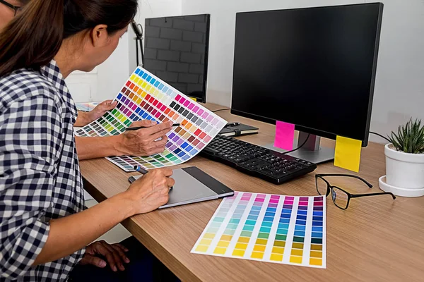 Design grafico con campioni di colore e tablet su una scrivania. Grafico — Foto Stock