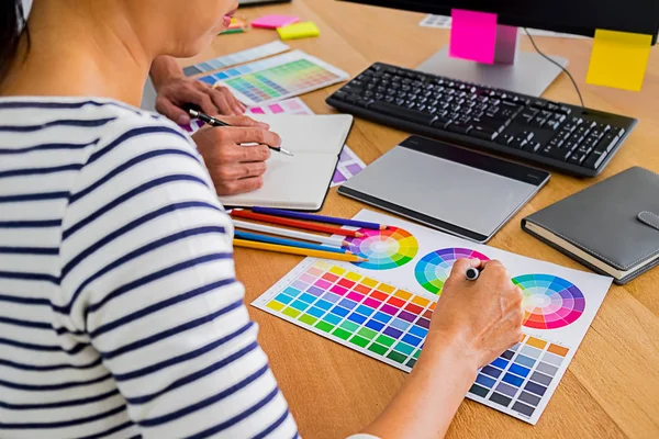 Conception graphique avec des échantillons de couleur et une tablette sur un bureau. Graphiques — Photo