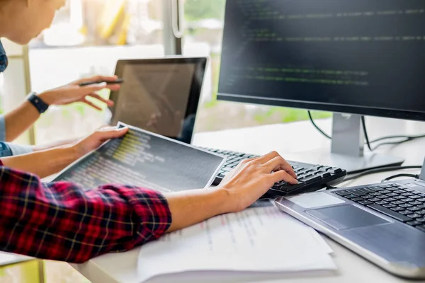 Programmerare som arbetar med programvaruutveckling och kodningsteknik — Stockfoto