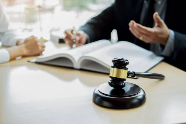 Rechter gaf met justitie advocaat met teamvergadering bij Law Firm — Stockfoto