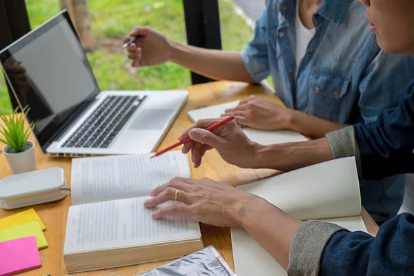 Concepto educativo. Estudiantes que estudian y lluvia de ideas campus co —  Fotos de Stock