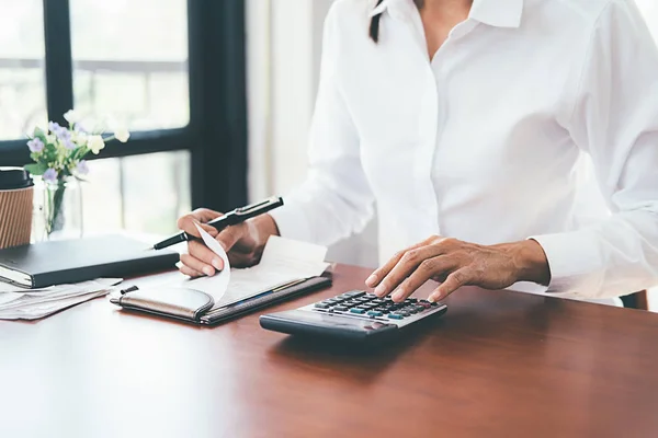 Vrouw met facturen en rekenmachine. Vrouw met behulp van de calculator voor Regelsvoororganizatie — Stockfoto