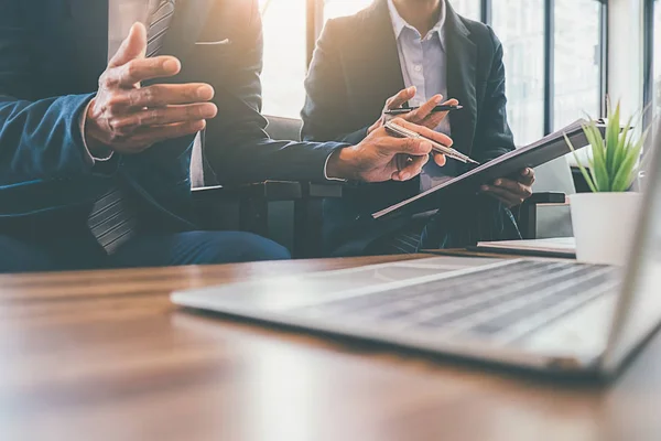 Business concept. Business people discussing the charts and grap — Stock Photo, Image