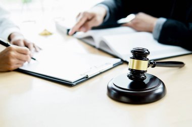 Yargıç tokmak hukuk şirketinde takım toplantısı olan Adalet avukatı ile 