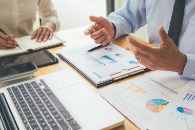 İş danışmanı progre gösteren finansal rakamları analiz