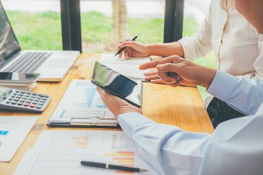 İş danışmanı progre gösteren finansal rakamları analiz