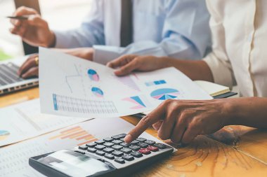 İş danışmanı progre gösteren finansal rakamları analiz