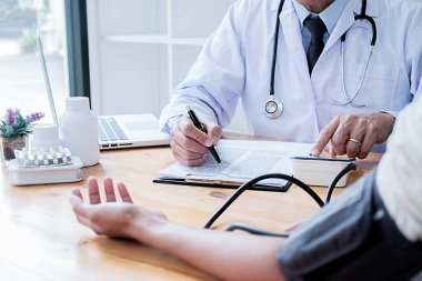 dikkatle dinliyor bir erkek hasta doktor açıklayan hasta s