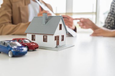Emlakçı ve müşteriyle ev modeli C için tartışıyor