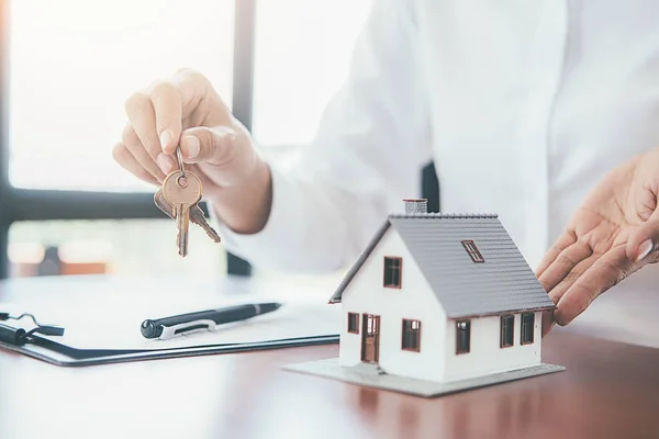 Huis model met makelaar en klant bespreken voor c — Stockfoto