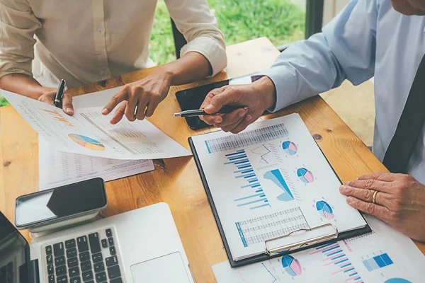 Asesor empresarial analizando cifras financieras que denotan el pronóstico — Foto de Stock