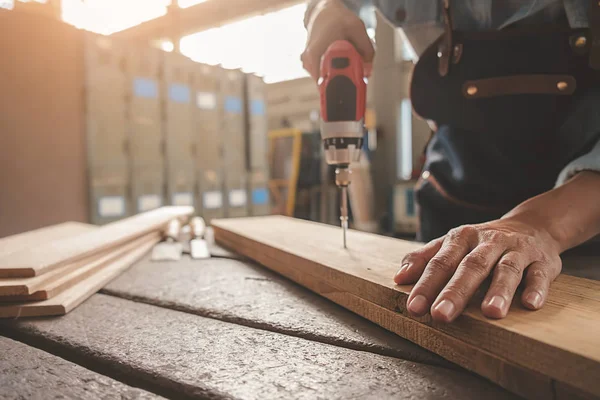 Falegname che lavora con attrezzatura su tavolo in legno in falegnameria frassino — Foto Stock