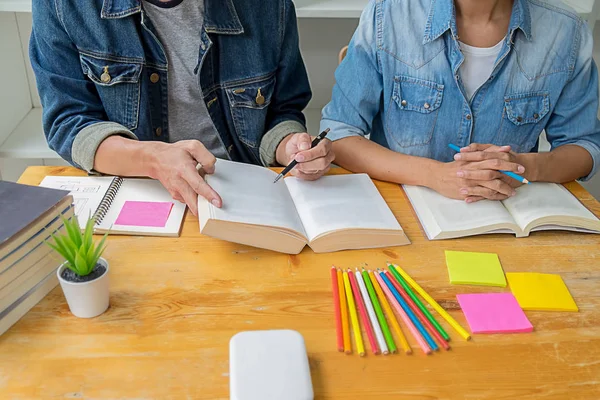 Concept d'éducation. Étudiants étudiant et brainstorming campus co — Photo