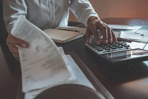 Femme avec factures et calculatrice. Femme utilisant une calculatrice pour calcu — Photo