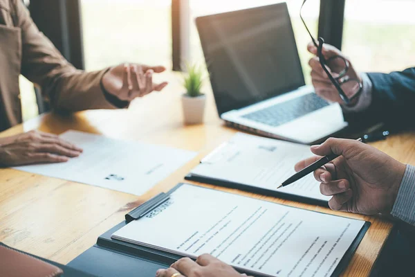 Attraente giovane donna d'affari in un colloquio di lavoro con un corpore — Foto Stock