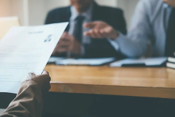 Aantrekkelijke jonge zakenvrouw in een sollicitatiegesprek met een corpor — Stockfoto