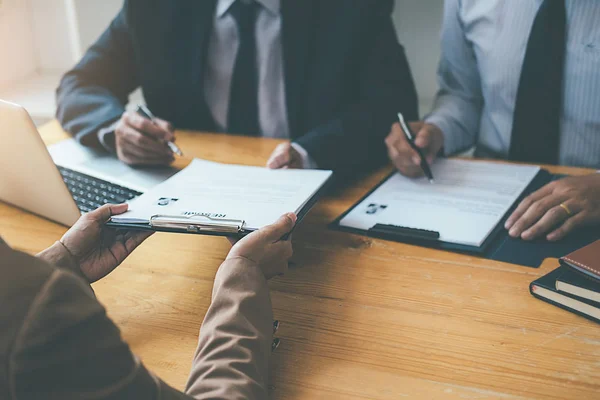 Attraente giovane donna d'affari in un colloquio di lavoro con un corpore — Foto Stock