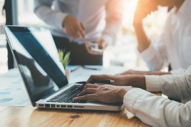 Asya reklam Tasarımcısı yaratıcı başlangıç takım ide tartışmak