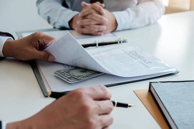 İşadamı gerçek bir anlaşma için anlaşma yaparken para veren