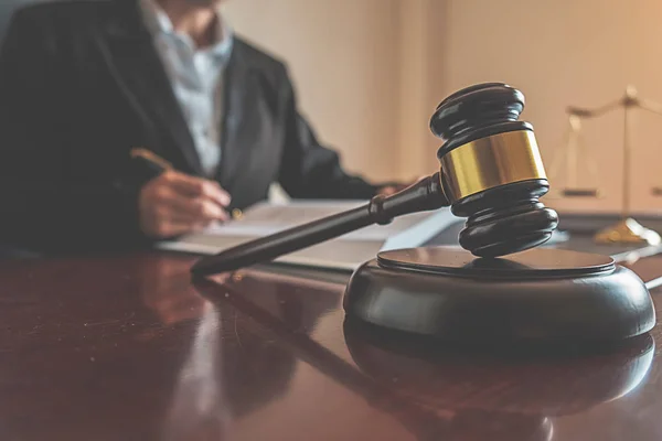 Adalet ve Hukuk kavramı. Hukuk müşaviri müşteriye bir sunar — Stok fotoğraf