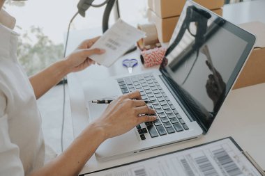 Online alışveriş kavramı. Genç kadın parsel online'ı almak