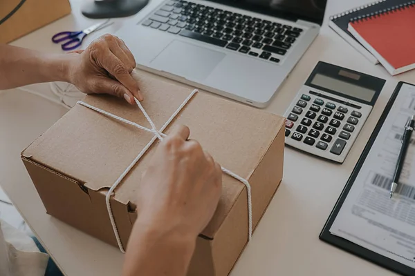 Online nakupování koncept. Mladé ženy obdrží balíků z online — Stock fotografie