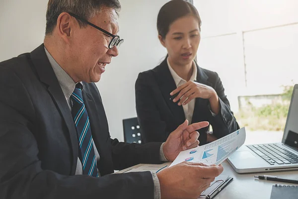 관리자가 비즈니스 재무 관리자와 비서 mak 남자 — 스톡 사진