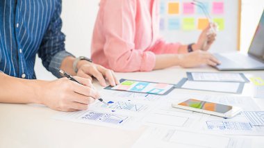 Uygulama planlaması ve şablon düzeni, cep telefonu için çerçeve geliştirme yaratıcı Web Tasarımcısı. Kullanıcı deneyimi (Ux) kavramı.