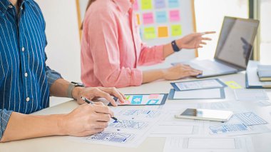 Uygulama planlaması ve şablon düzeni, cep telefonu için çerçeve geliştirme yaratıcı Web Tasarımcısı. Kullanıcı deneyimi (Ux) kavramı.