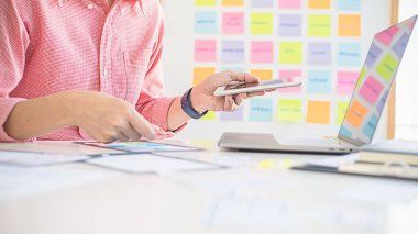 Uygulama planlaması ve şablon düzeni, cep telefonu için çerçeve geliştirme yaratıcı Web Tasarımcısı. Kullanıcı deneyimi (Ux) kavramı.