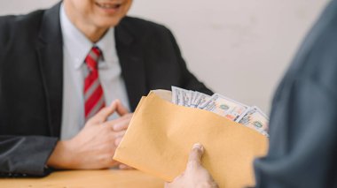 İş adamı, emlak sözleşmesi ve finans şirketi için anlaşma yaparken para veriyor. Rüşvet ve yolsuzluk kavramı
