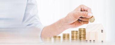 Gelecekte ev ya da mülke yatırım yapmak için para biriktiriyorum. İş Finans Konsepti.