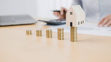 Gelecekte ev ya da mülke yatırım yapmak için para biriktiriyorum. İş Finans Konsepti.