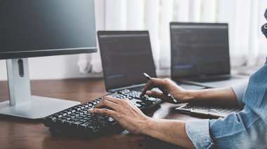 Bir yazılım geliştirme ve kodlama teknolojisinde çalışan programcı. Web sitesi tasarımı. Teknoloji konsepti.