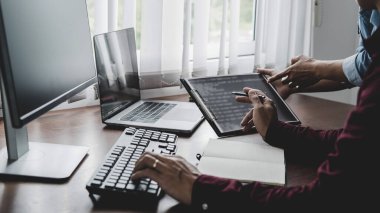 Bir yazılım geliştirme ve kodlama teknolojisinde çalışan programcı. Web sitesi tasarımı. Teknoloji konsepti.