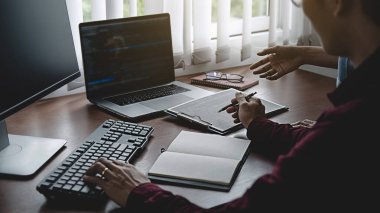 Bir yazılım geliştirme ve kodlama teknolojisinde çalışan programcı. Web sitesi tasarımı. Teknoloji konsepti.