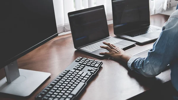 Programátor Pracující Oblasti Vývoje Softwaru Kódovacích Technologií Návrh Webových Stránek — Stock fotografie