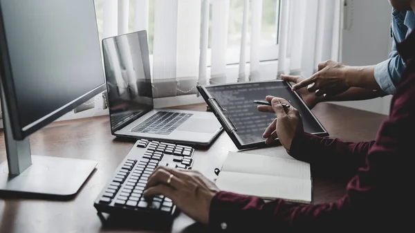 Programmerare Som Arbetar Med Programvaruutveckling Och Kodningsteknik Webbplatsens Utformning Teknikkoncept — Stockfoto