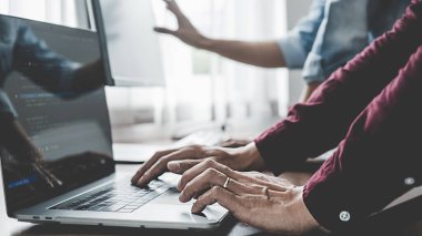 Bir yazılım geliştirme ve kodlama teknolojisinde çalışan programcı. Web sitesi tasarımı. Teknoloji konsepti.