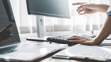 Bir yazılım geliştirme ve kodlama teknolojisinde çalışan programcı. Web sitesi tasarımı. Teknoloji konsepti.