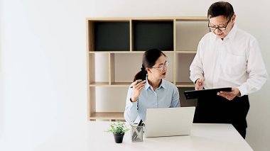 Stajyer iş konseptinde geri bildirim başarıları alır.