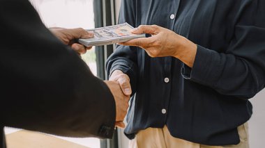 İş adamı, emlak sözleşmesi ve finans şirketi için anlaşma yaparken para veriyor. Rüşvet ve yolsuzluk kavramı