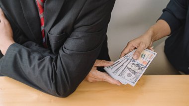 İş adamı, emlak sözleşmesi ve finans şirketi için anlaşma yaparken para veriyor. Rüşvet ve yolsuzluk kavramı