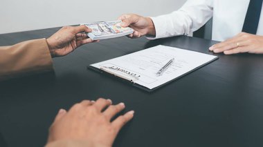 İşadamı finansal şirketle anlaşma yaparken para veriyor. Rüşvet ve yolsuzluk kavramı