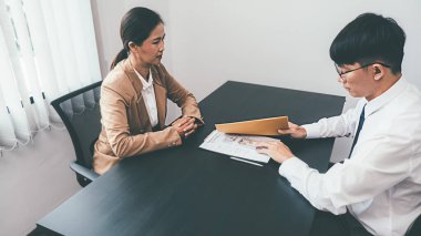 İşadamı finansal şirketle anlaşma yaparken para veriyor. Rüşvet ve yolsuzluk kavramı