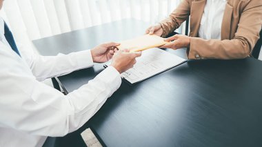 İşadamı finansal şirketle anlaşma yaparken para veriyor. Rüşvet ve yolsuzluk kavramı